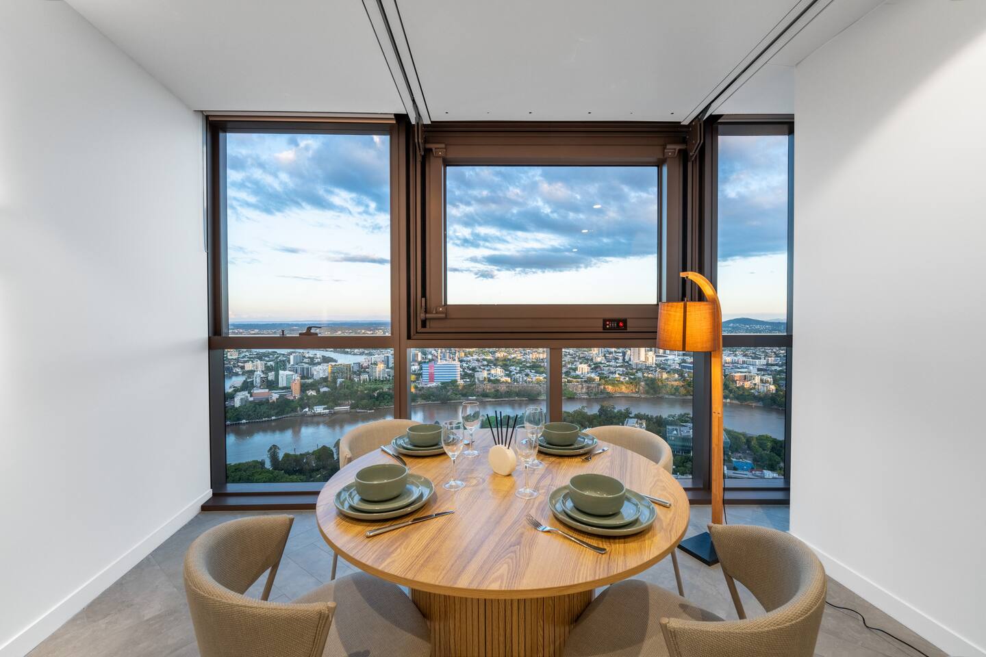 Flat White with a View - Lv48 Apt next to the Star - Apartment