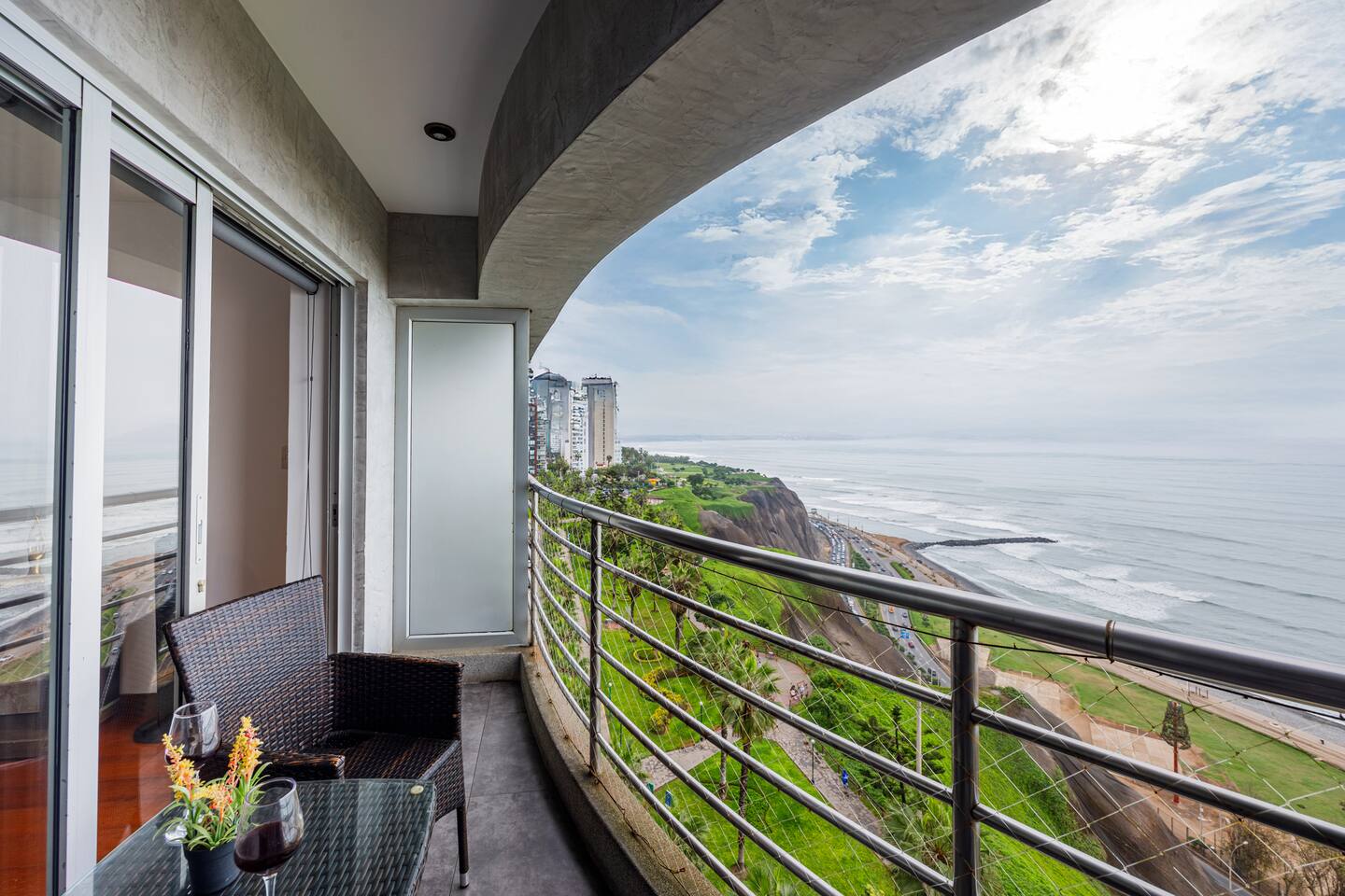 BSR Miraflores Oceanview Family Flat w/ Parking