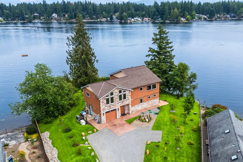 NEW Spacious Lakefront Lodge includes Breakfast