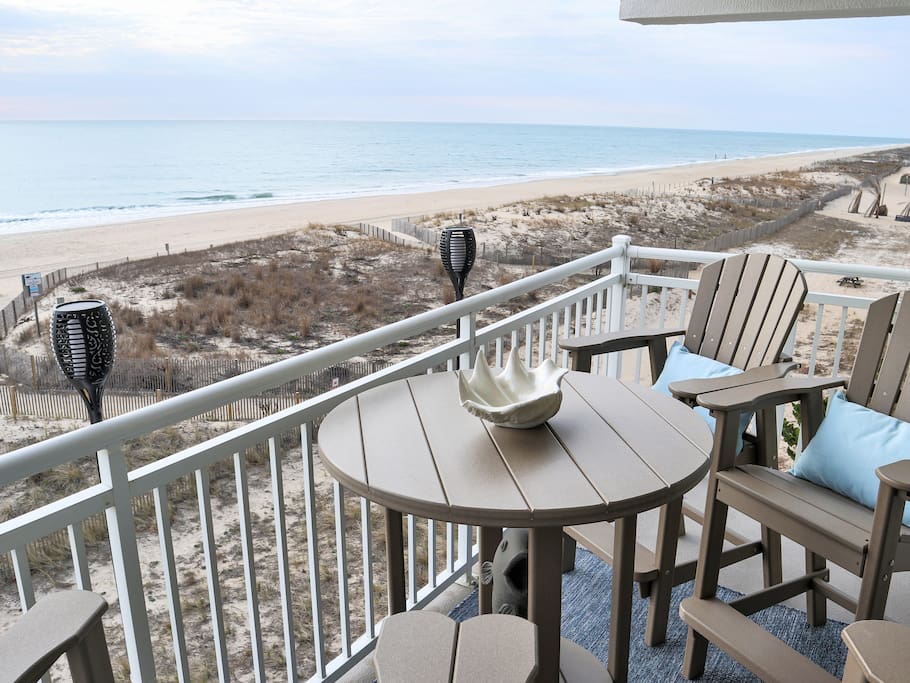 Couple's Getaway! Oceanfront Oasis - Corner Balcony, Beach Views, Full Kitchen, Steps to the Sand