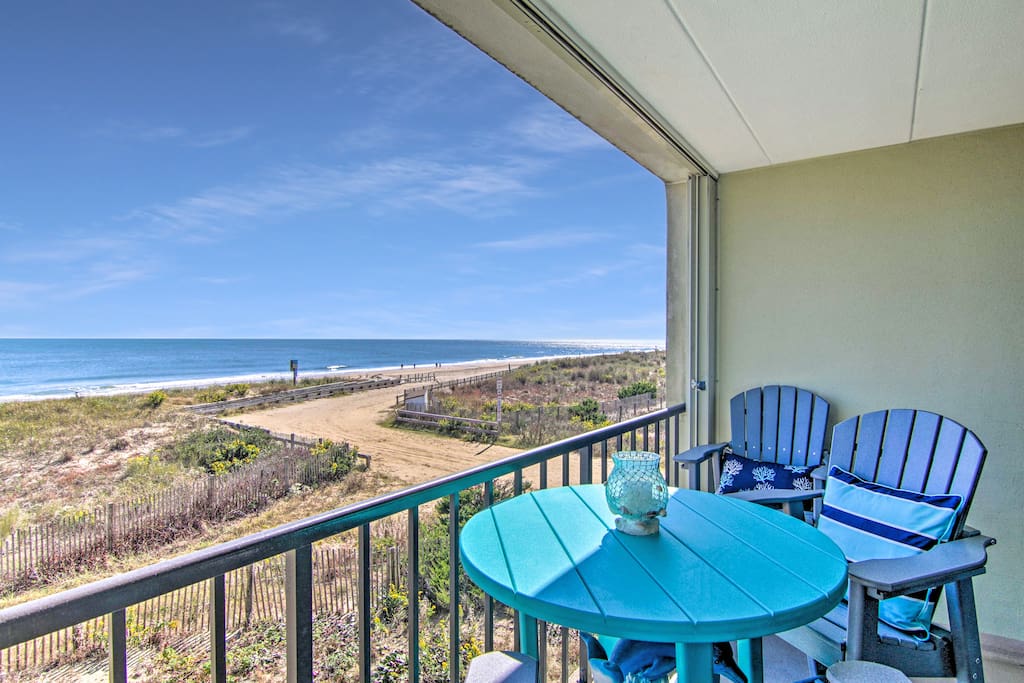 Couple's Retreat! Beachfront Bliss - Private Balcony, Ocean Views, Full Kitchen, Steps to the Sand