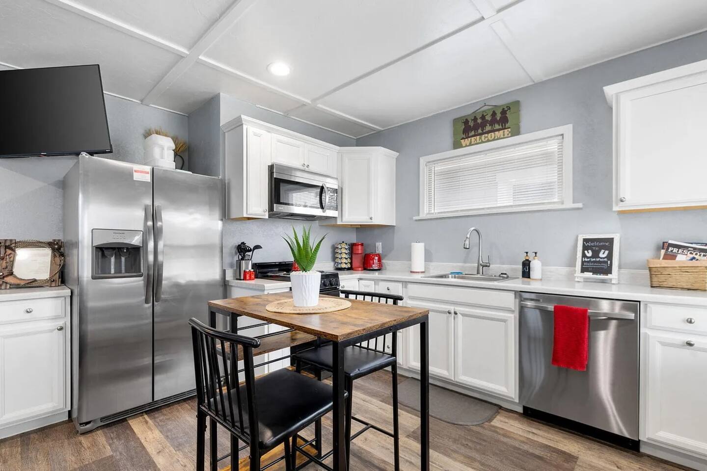 Horseshoe Hideaway — Walk to DT