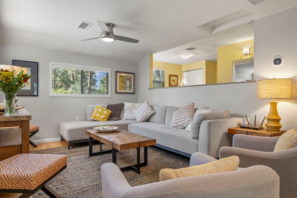 Bungalow In The Pines - 1 mile to Courthouse Plaza