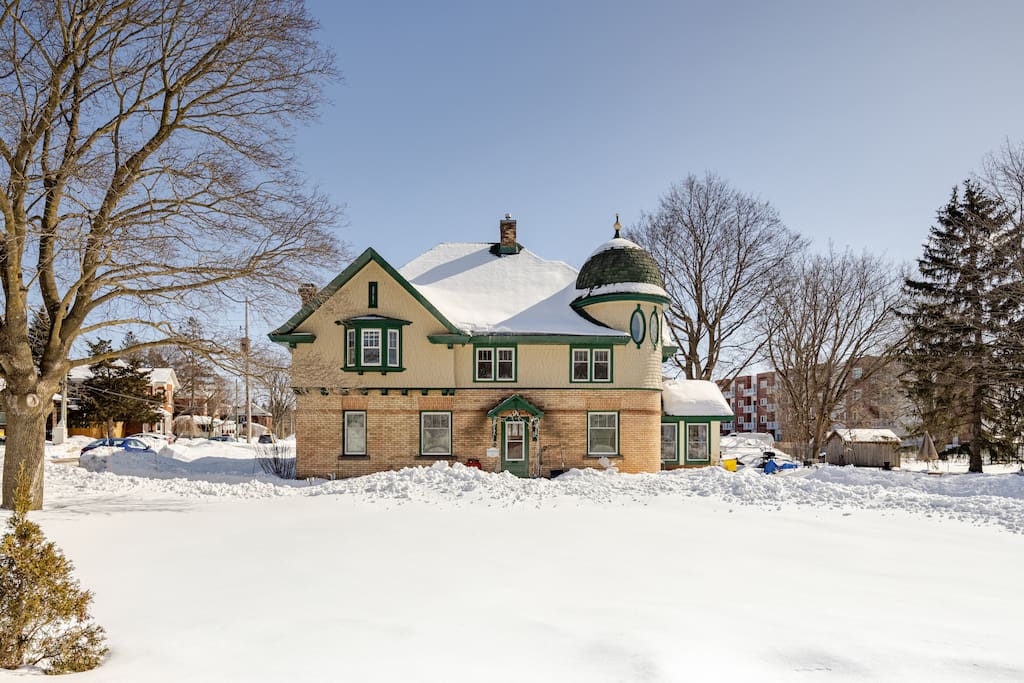 Spacious Coach House Retreat • Private 2BR Suite
