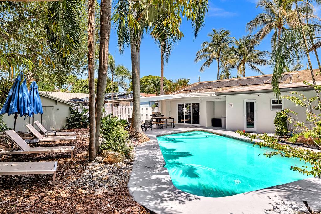 Private Jungle Pool Home | Arcade Games & Pool