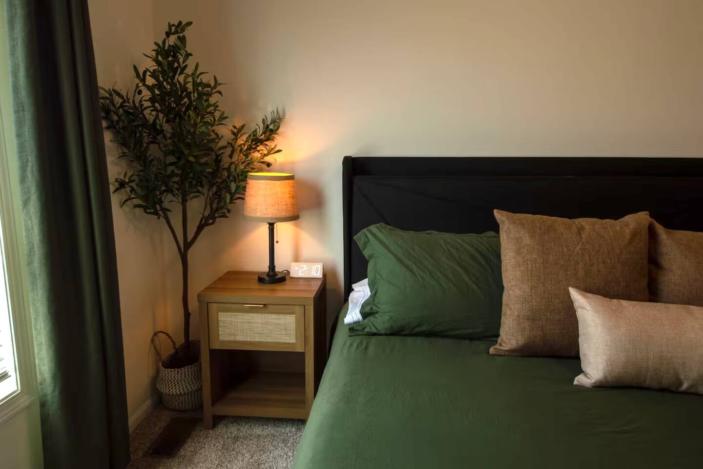Clean & Private King bedroom - The Cholla Room