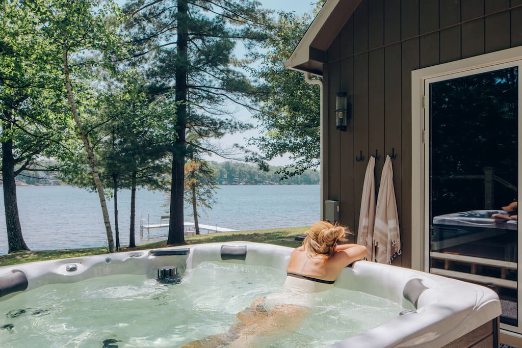Gran Torino Retreat - Lake House w/sauna & hot tub
