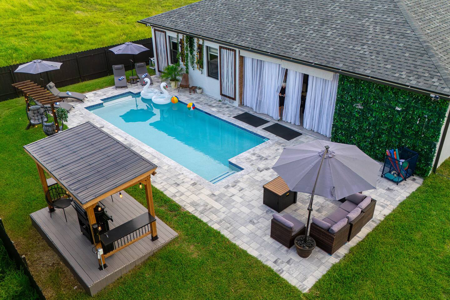 Unique Design  Resort, Heated Pool, Firepit, BBQ