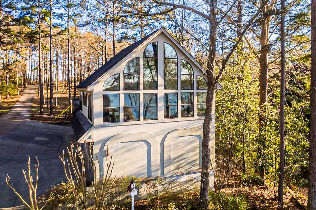 Modern Treehouse: Views, Comfort & Attractions