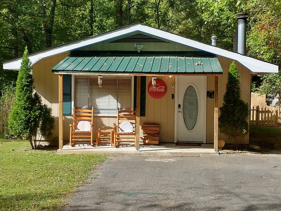 Thirsty Bear Den, Gatlinburg/ 5.6 miles to Parkway
