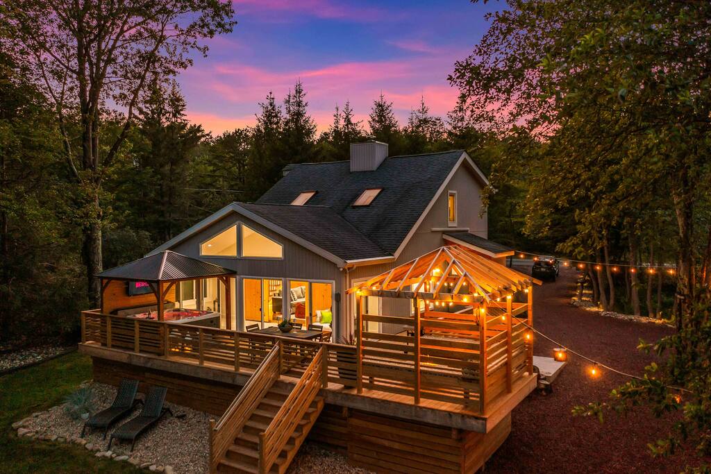 Summitgrove Cabin w/ Hot tub, Game Room &OutdoorTV