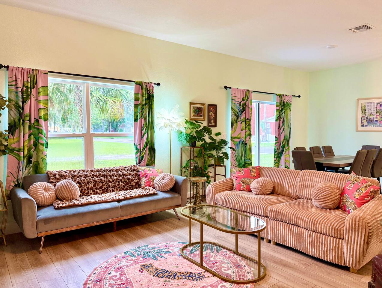 Tropical spotless new home close to downtown