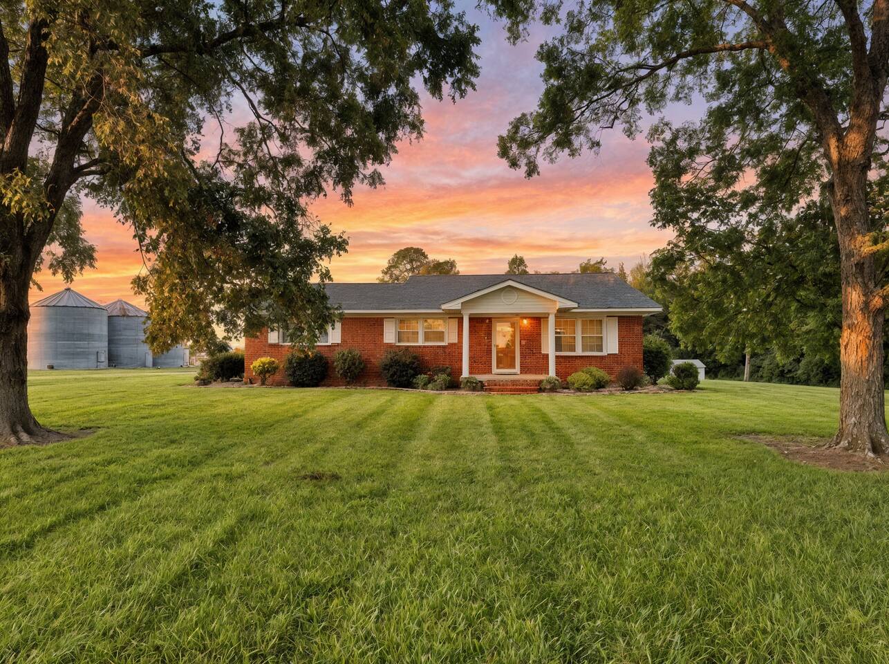 Secluded Farmhouse Retreat - Groups & Pets Okay!