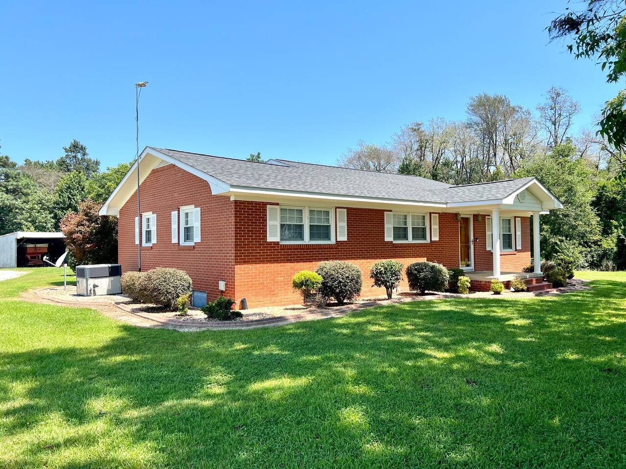 Secluded Farmhouse Retreat - Groups & Pets Okay!