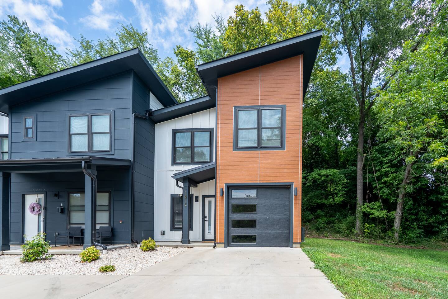 Trendy Townhome Near Downtown