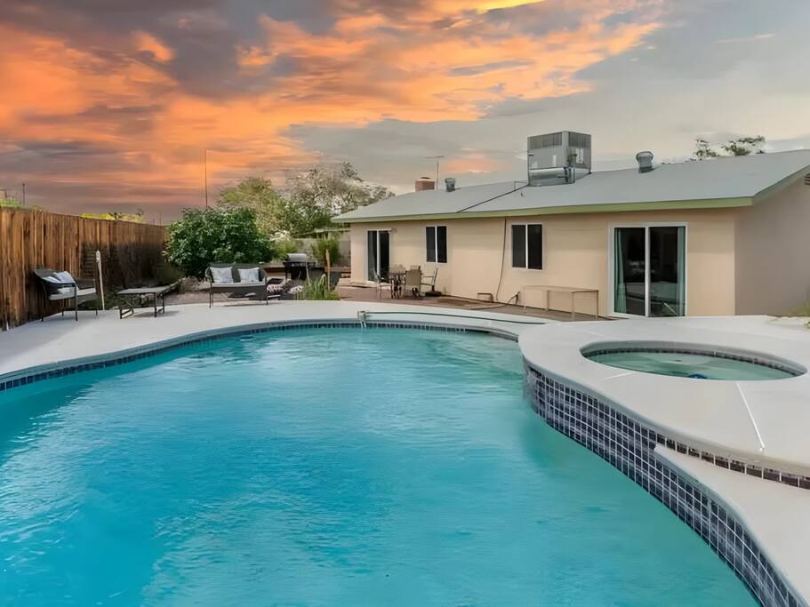 POOL & SPA - Only 2.5 miles to The Vegas Strip!