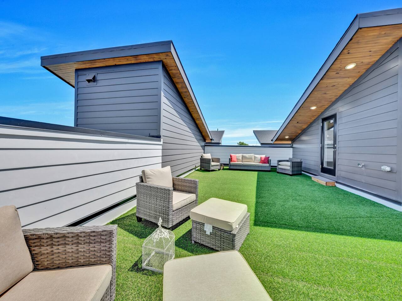 Chic Dallas 2BR w/ Rooftop & Ensuite Comfort — photo 2