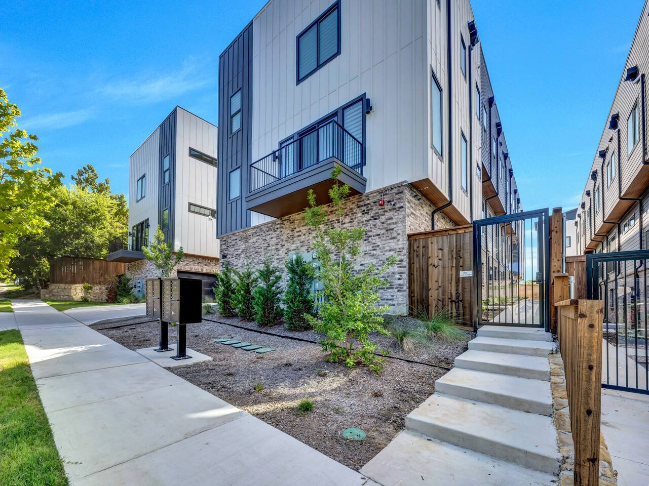 Chic Dallas 2BR w/ Rooftop & Ensuite Comfort — photo 1