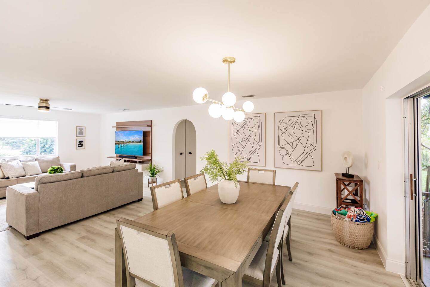 Dining room seats 8 plus an additional 4 at the island. High speed internet. Over 500 mbps
