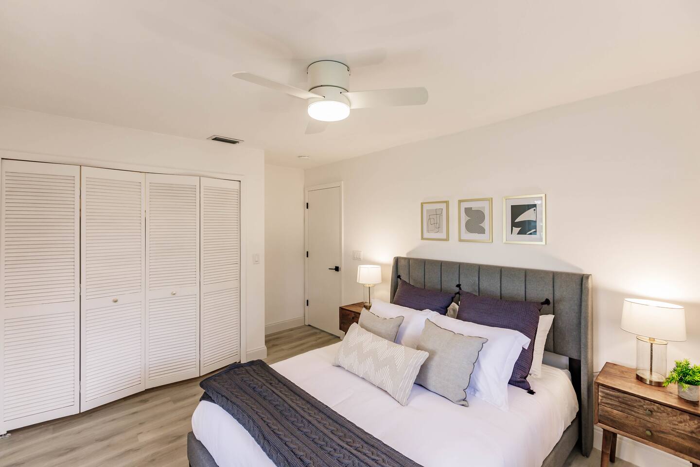 Secondary bedroom w/ Queen memory foam bed and stunning lake views.