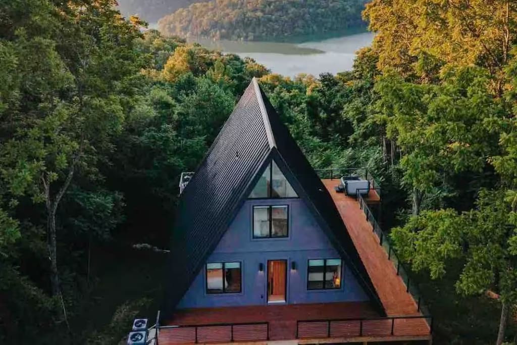 Center Hill Lake A-Frame - Lake View & Hot Tub