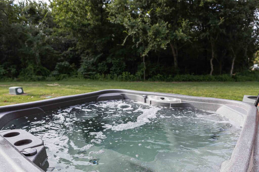 Lake Cabin: Hot Tub- 3 miles off of I -40