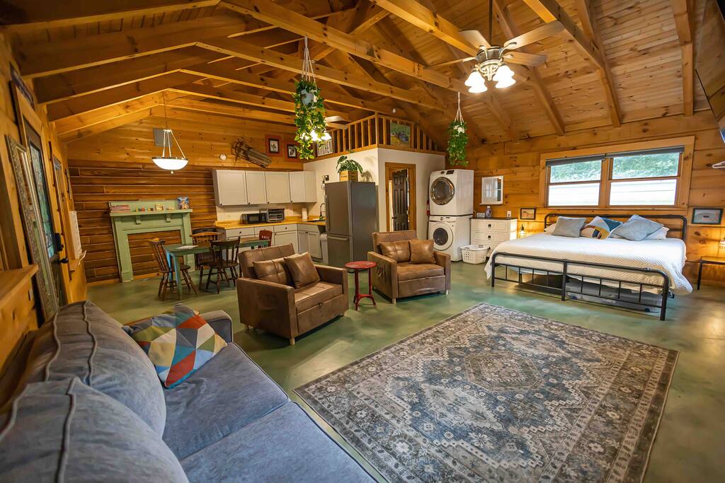 Best deal at Lake Eufuala with Hot tub.