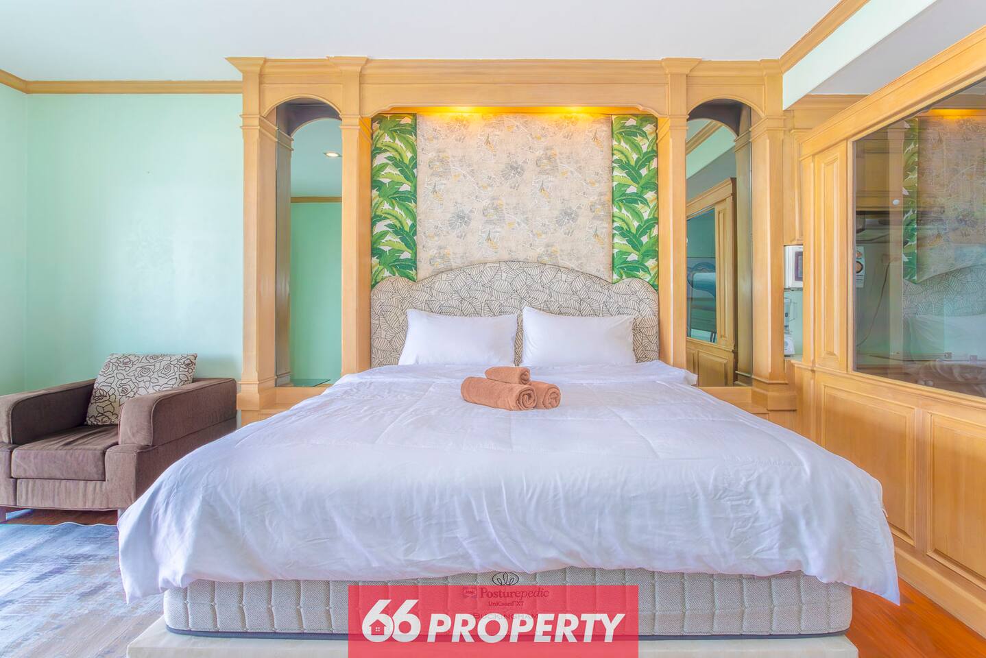 Penthouse Studio with Mountain View