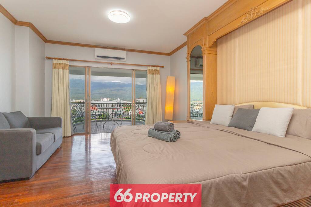 Penthouse Studio w/Mountain View and Balcony