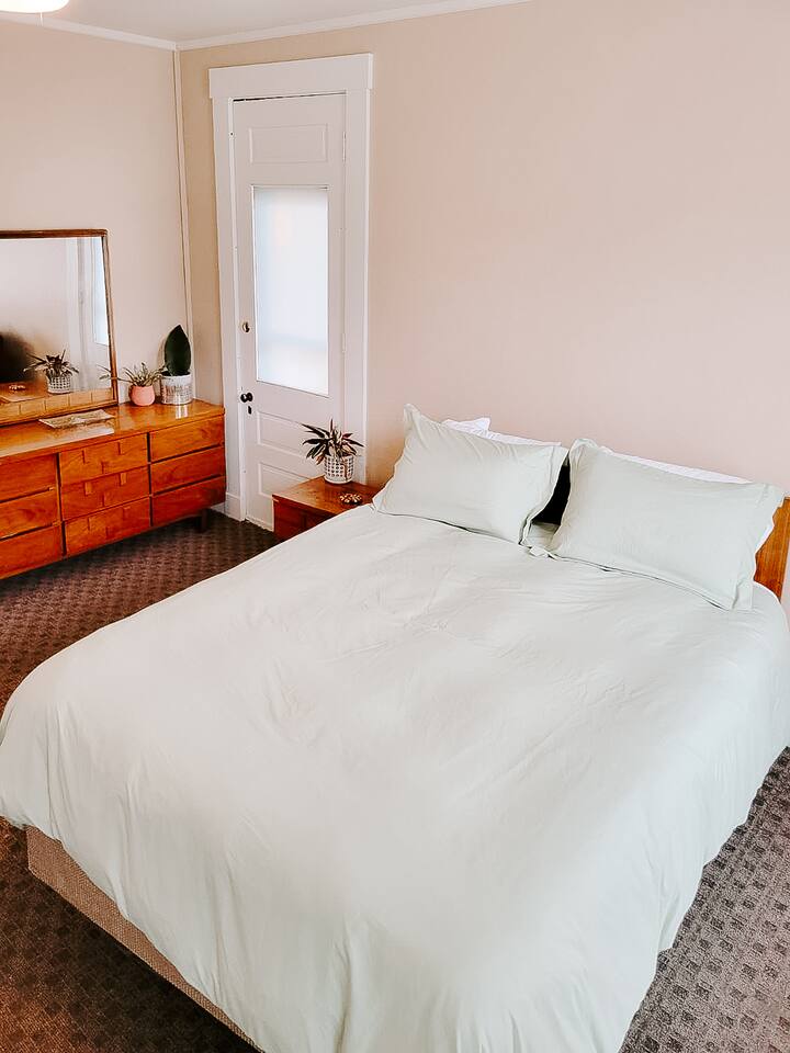 Walk to Cafés +2 min to Downtown. Cheerful Cottage