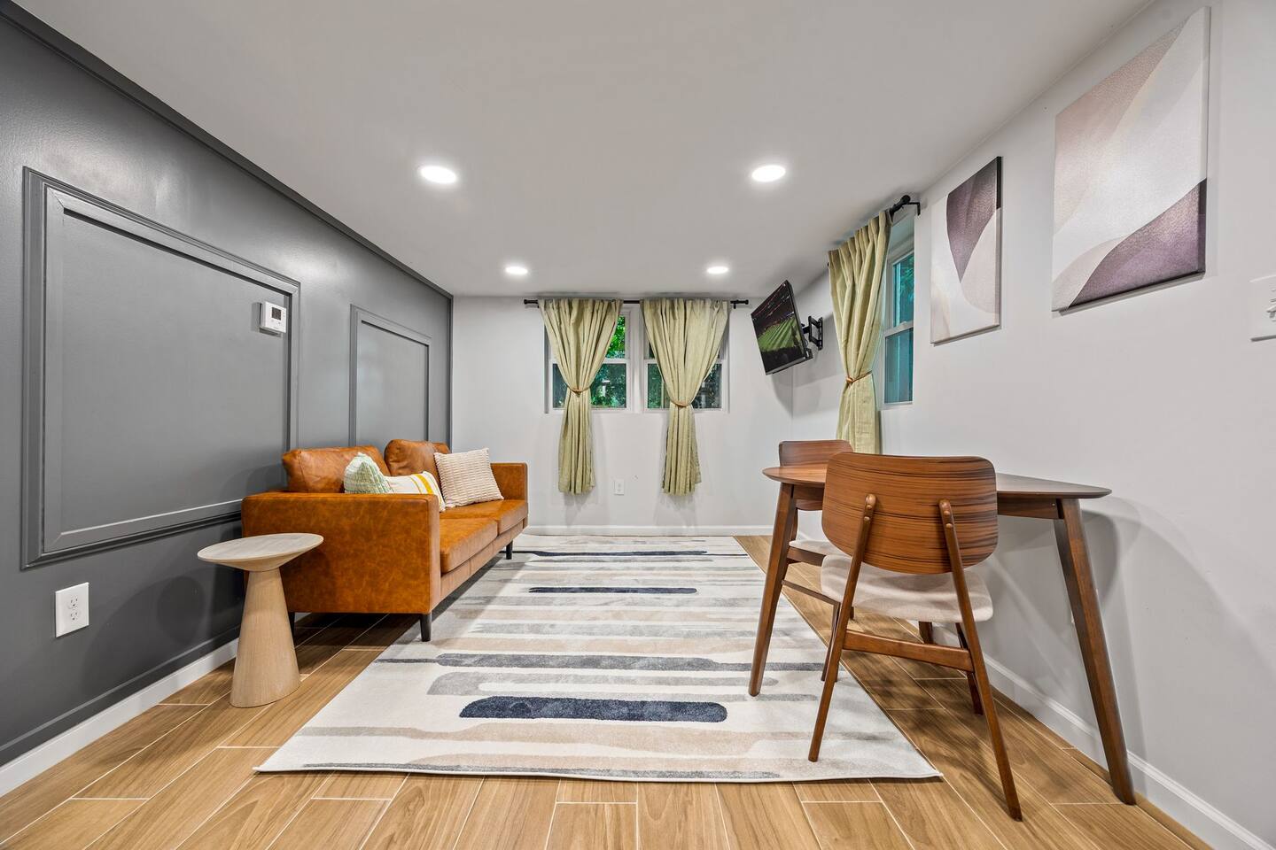 Chic 2BR Downstairs Unit - Fenced Yard Grant Park - Holiday Home