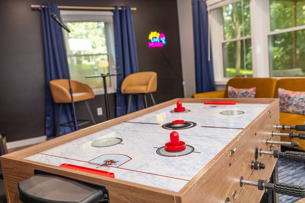 Pet-friendly 5BR w/ yard, fire pit & games