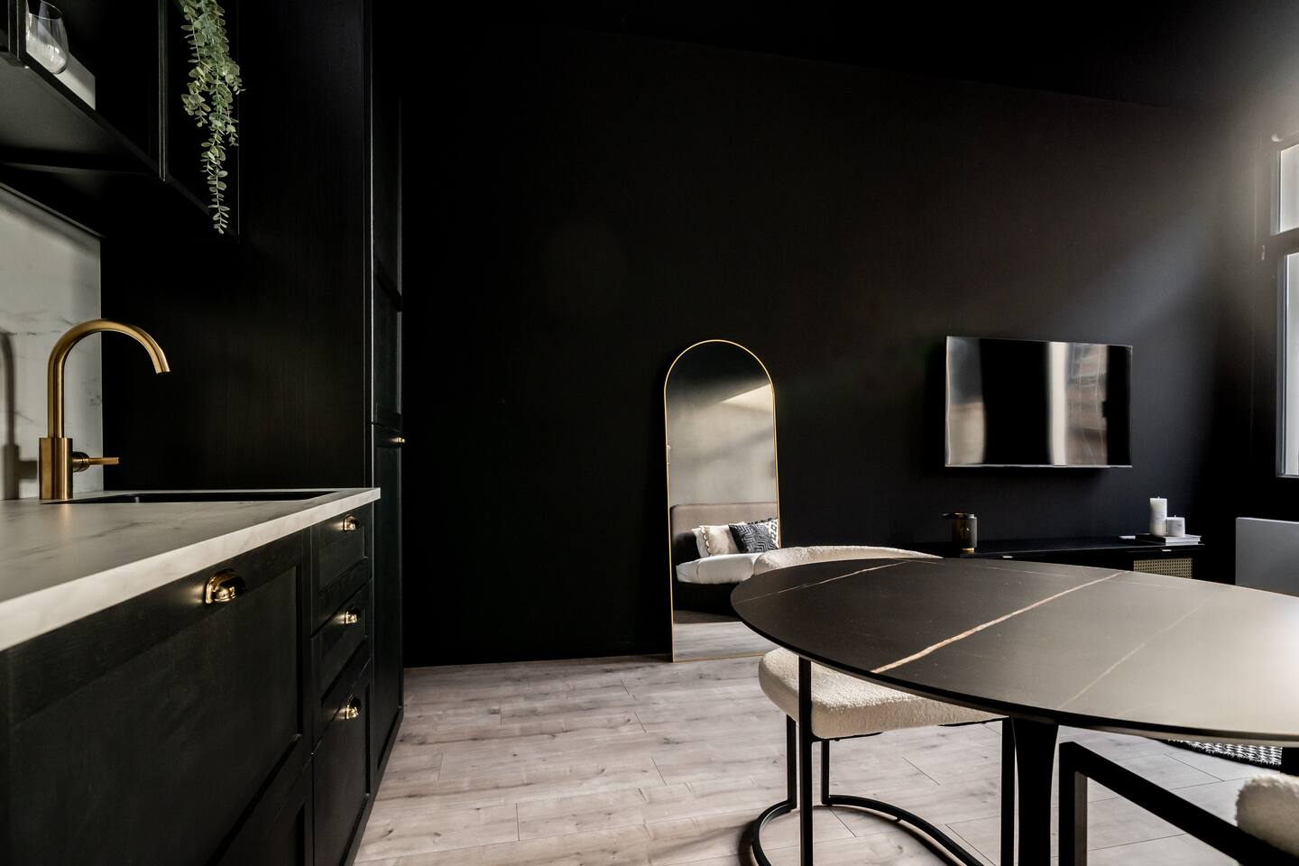 Bachelor - Chic Renovated Studio