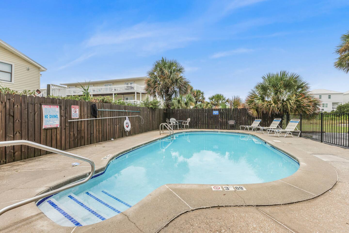 Alabama Sands, Sleeps 6, Pool, 4min walk to beach!