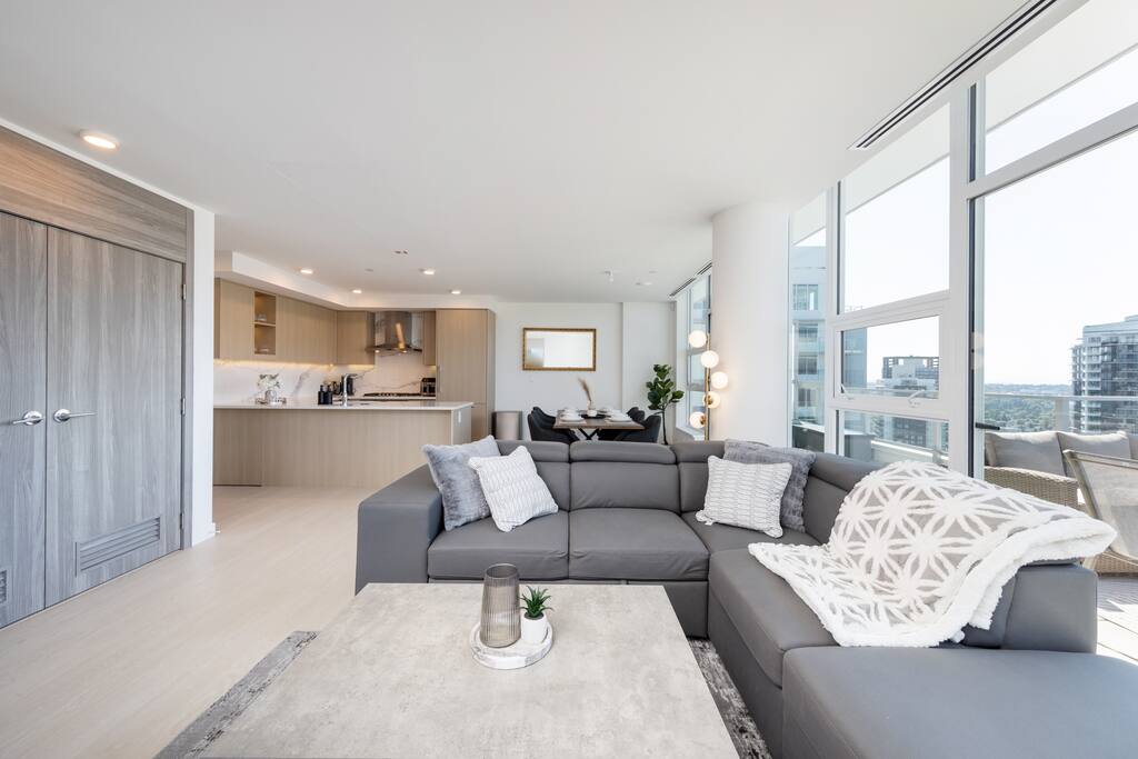Luxury Penthouse 3 Bedroom | Pool Hot Tub Gym