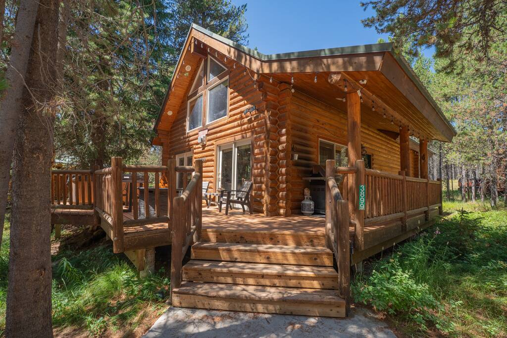 30 minutes to Yellowstone Stillwood Cabin Retreat
