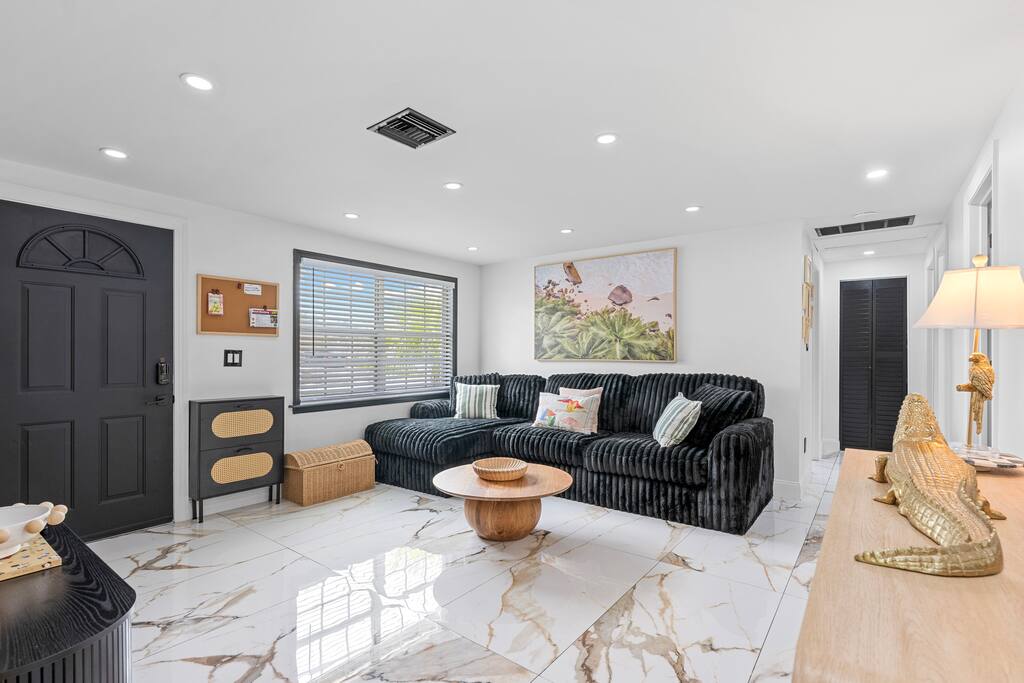 Modern Luxury Oasis | Pool, Basketball & Hot Tub