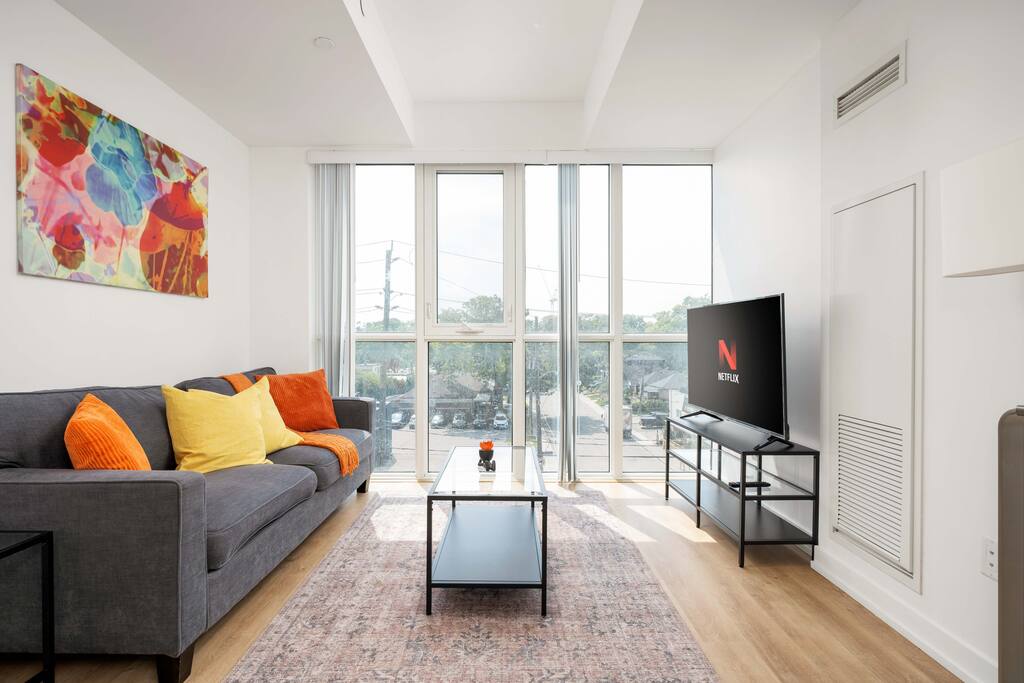 Bright 2BR Apartment in Stockyards+Parking