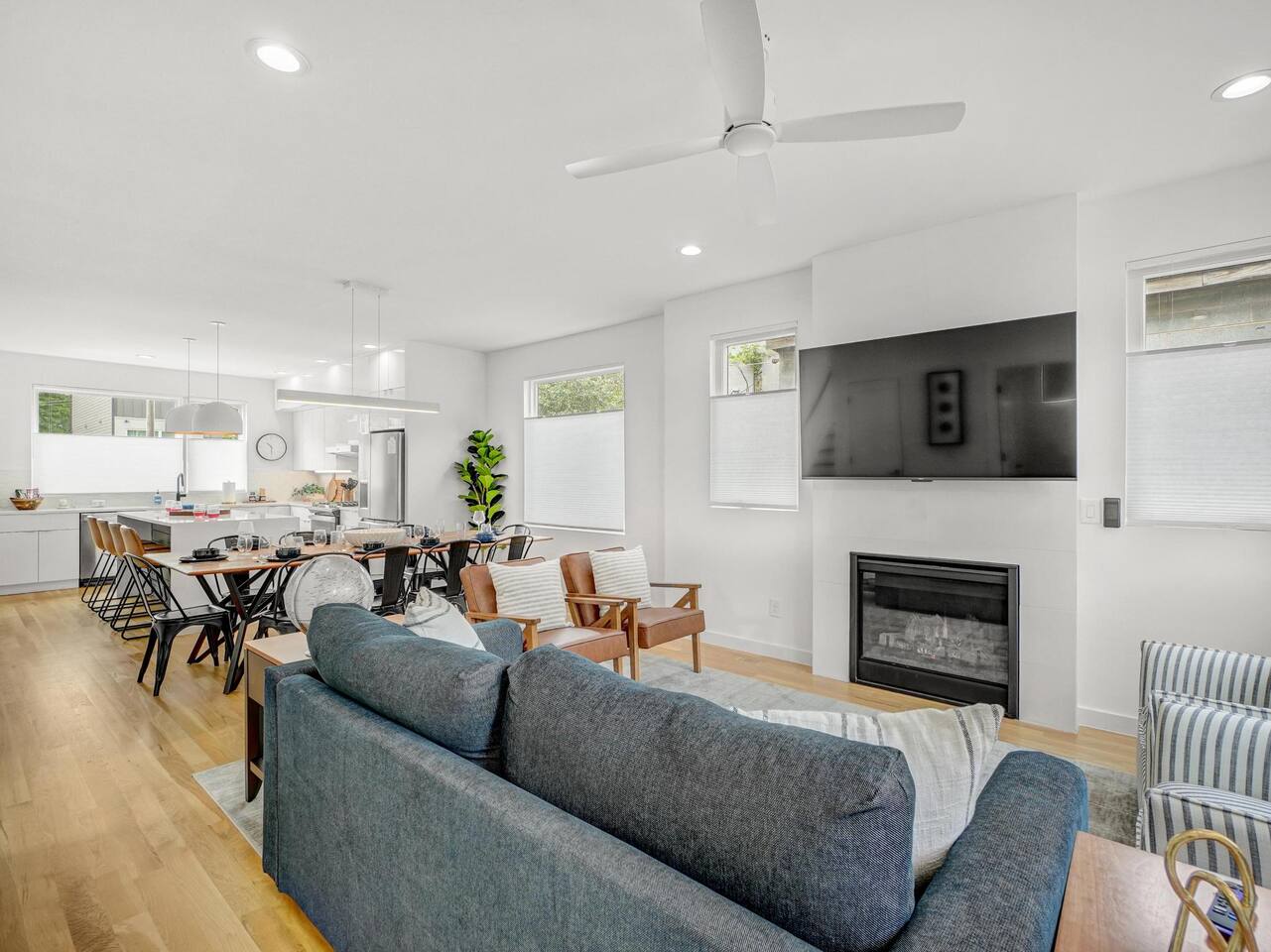 Downtown Dapper|SoakerTub Sleeps 14 Holiday HQ