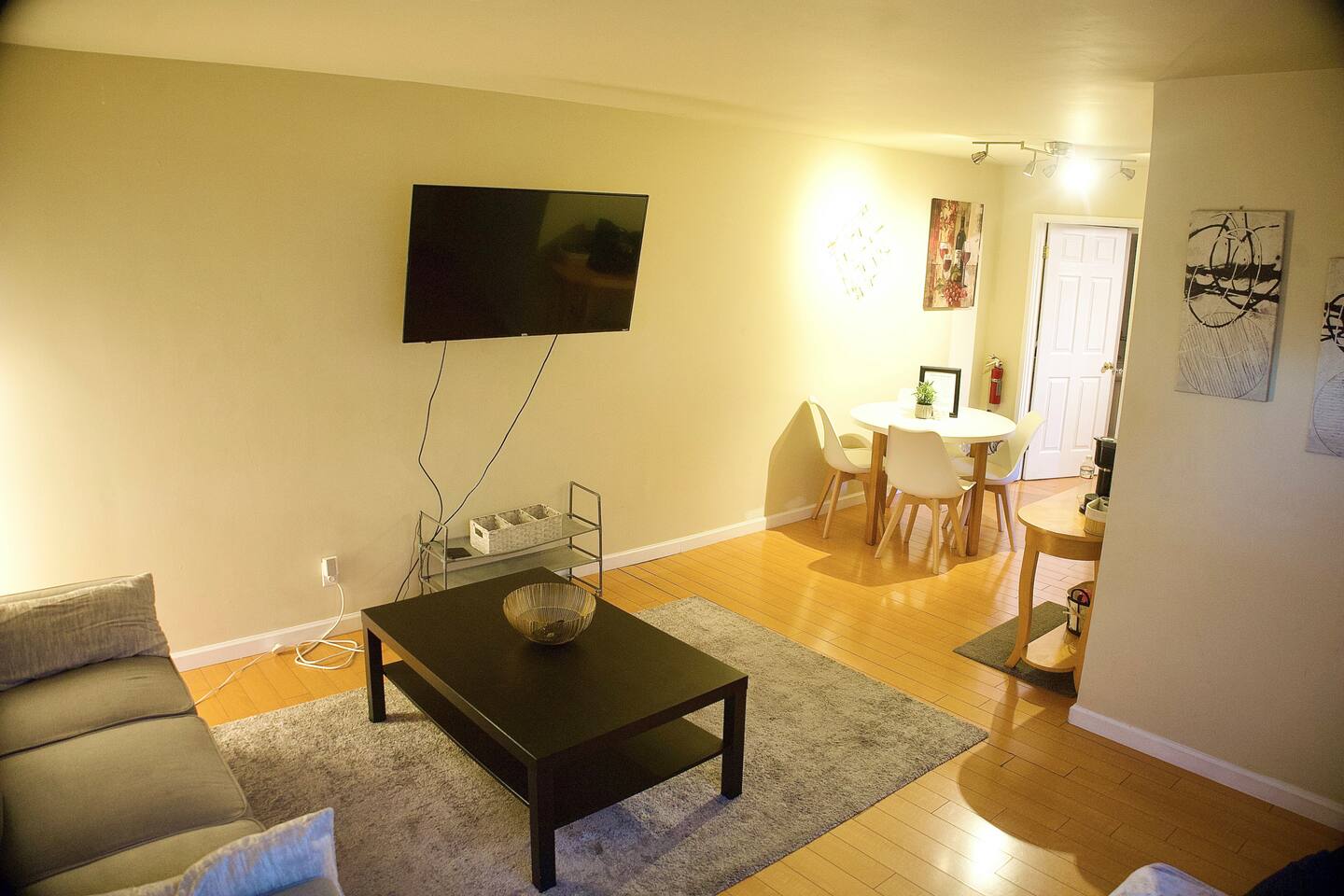 Cozy Condo In Prime Location next to the marina