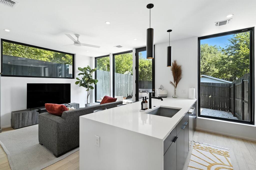 The Lunith Retreat | Stylish Casita w/ hot tub