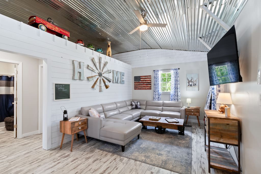 Southern Charm Barn Dogs Welcome, 8 mi to Beach