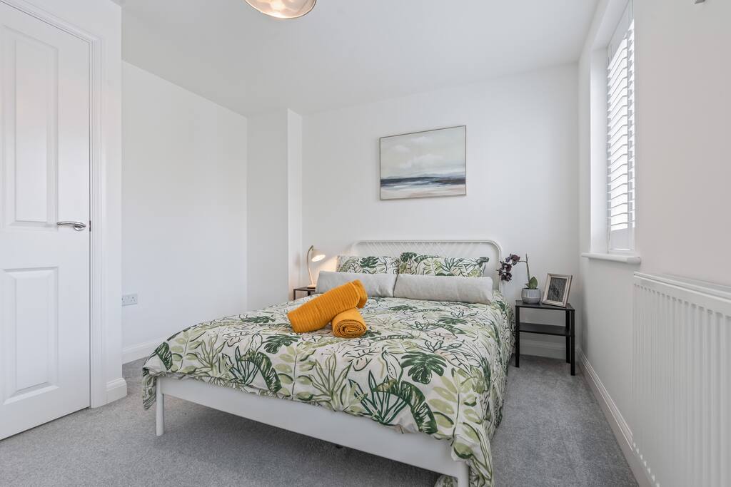 #53 Stylish 4bed 2.5 bath home free parking