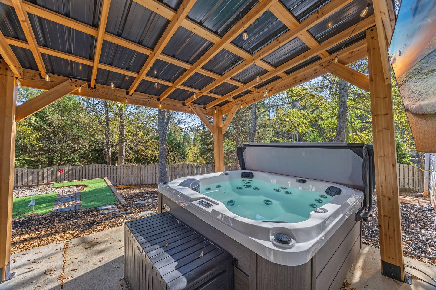 MiniGolf, HotTub, FirePit, PetFriendly, Sleeps 8