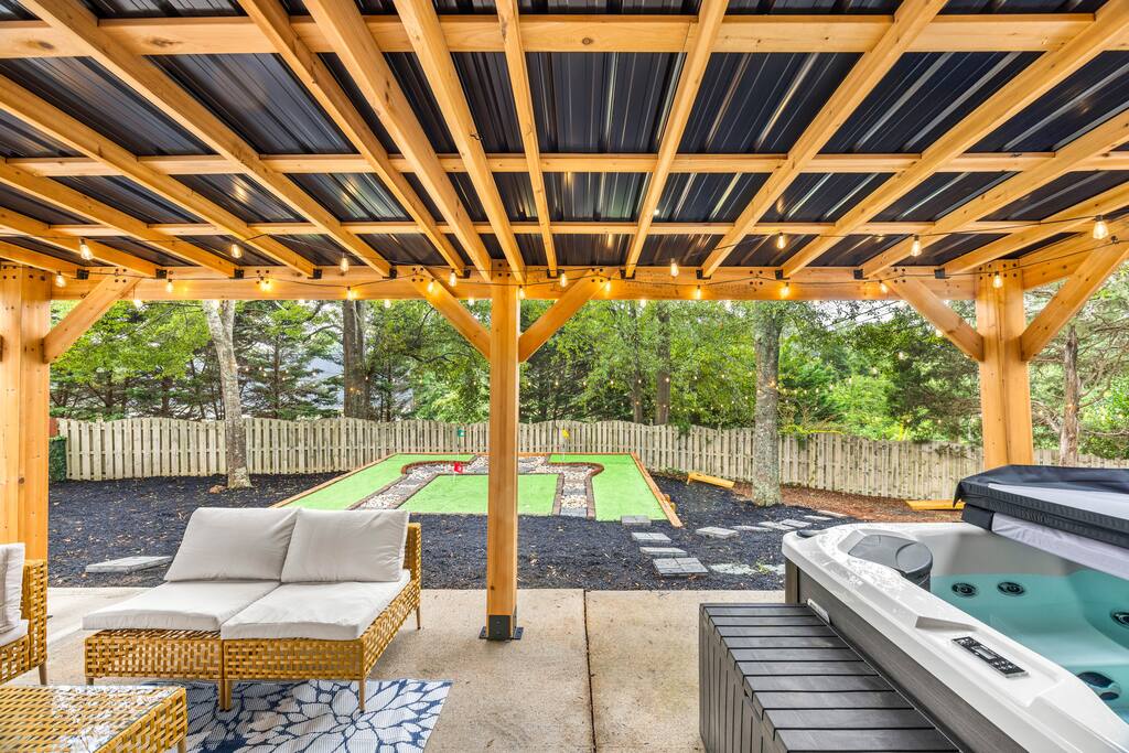 MiniGolf, HotTub, FirePit, PetFriendly, Sleeps 8