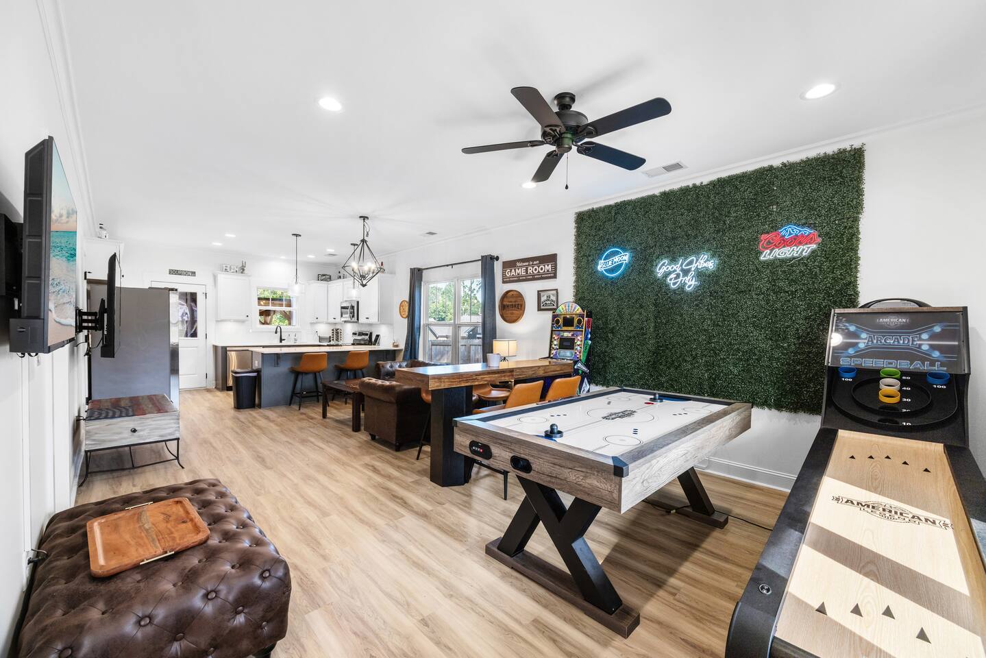 HotTub, GameRoom, PetFriendly, 8 min to Dwntn GVL