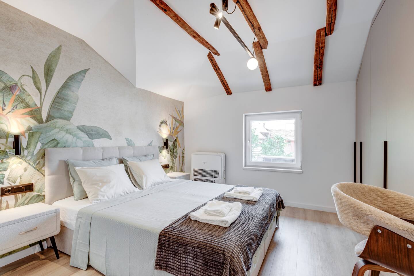 City Gem 1BDRM 200m Sofia Statue