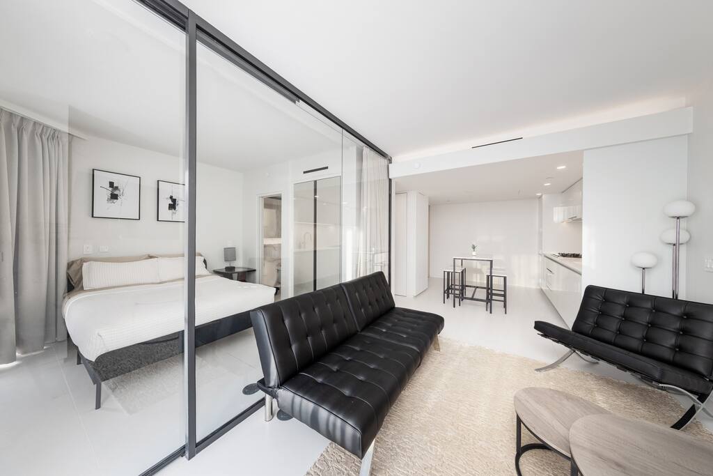 Modern 1BR w/ Views in Downtown