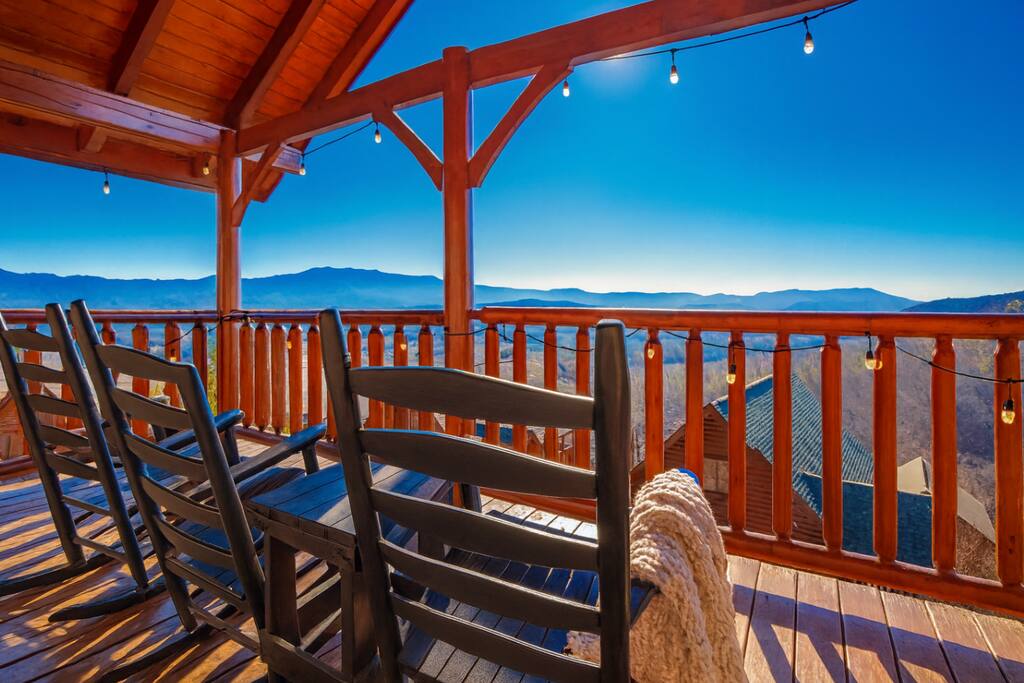 Views!/Sauna/Billiards/Hot tub/Foosball/Kids Den