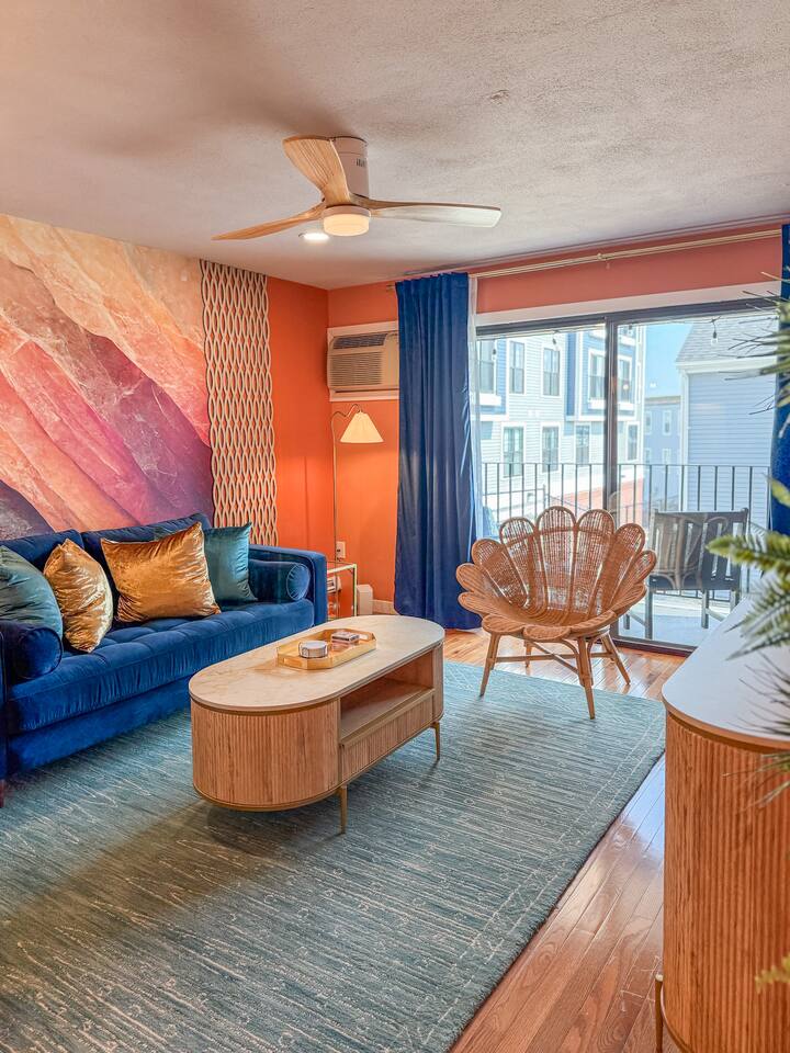 Charming Design~Walk to Salem~Pvt Balcony